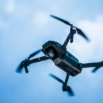 Een drone die een windturbine inspecteert voor onderhoud en veiligheid.
