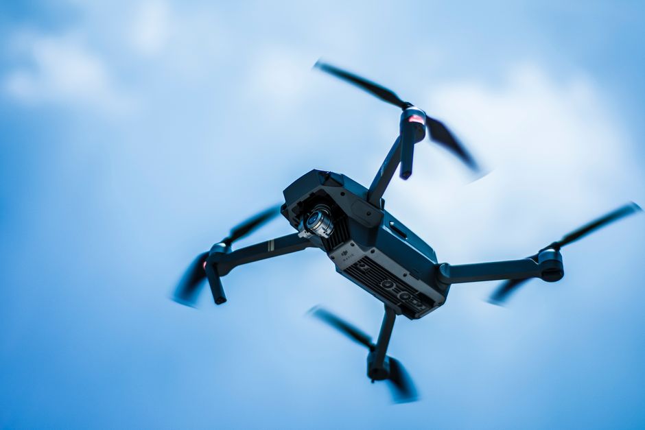 Een drone die een windturbine inspecteert voor onderhoud en veiligheid.