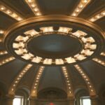 Plafonnier en verre design suspendu dans un salon moderne, illuminant l'espace avec élégance.