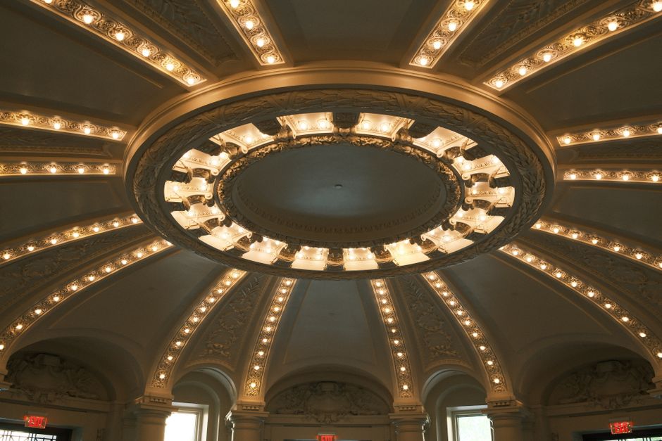 Plafonnier en verre design suspendu dans un salon moderne, illuminant l'espace avec élégance.